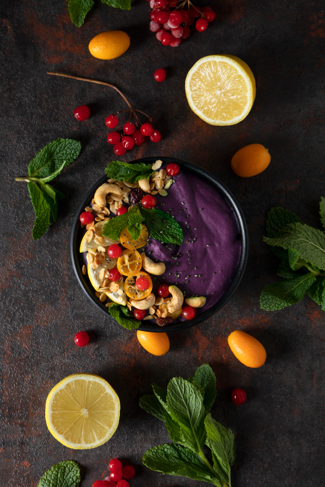 Açaí-Bowl mit Erdbeeren, Bananen, Heidelbeeren und Granola